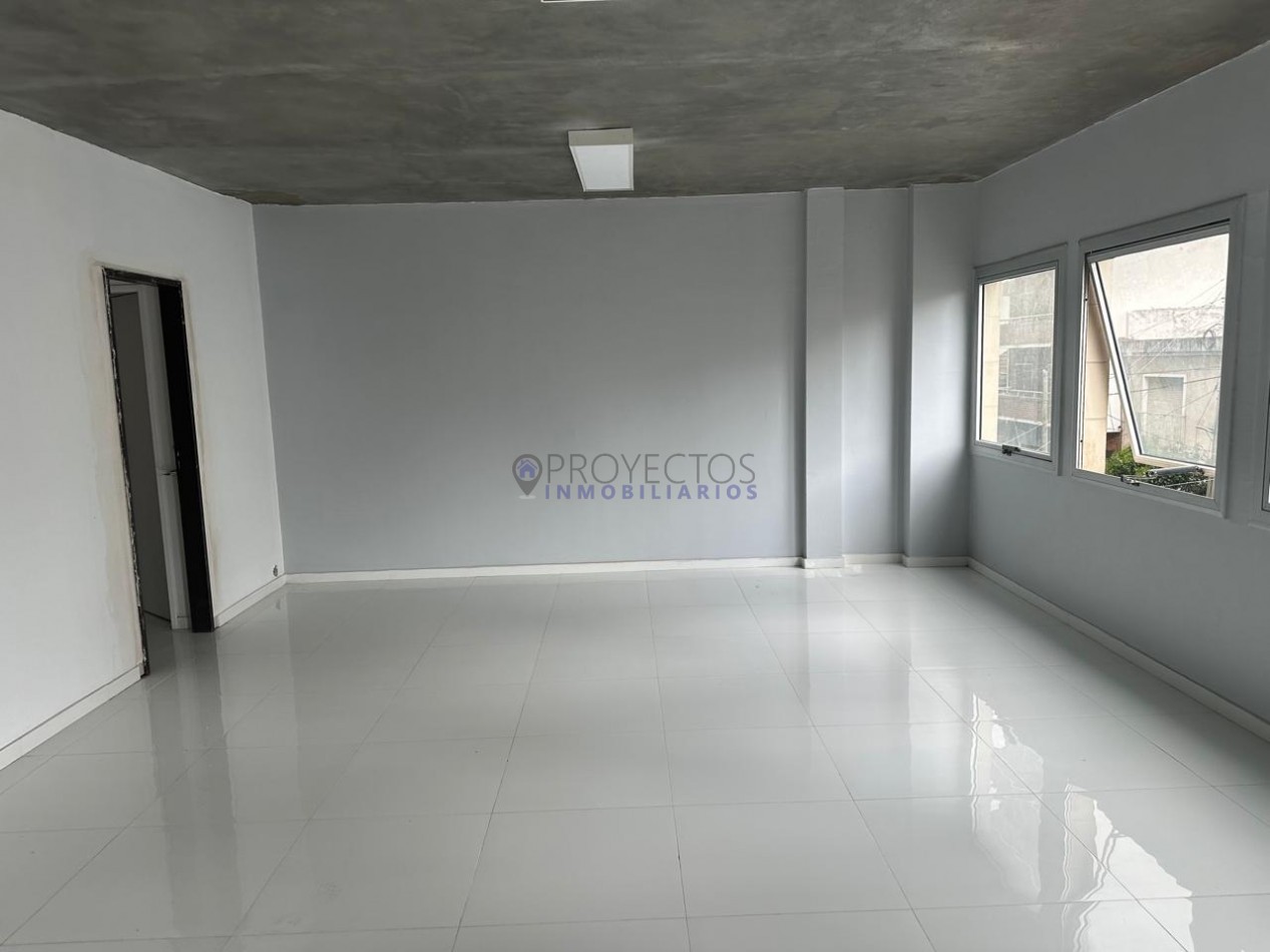 Edificio corporativo premium en pleno centro de Ramos Mejia, ideal para inversion institucional.